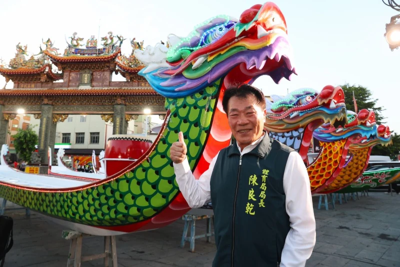 體育局局長陳良乾指出龍舟於廟埕停放祈福一週。台南市體育局提供