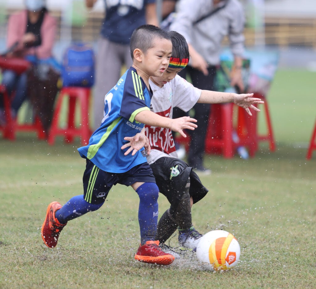北市幼兒足球雨中激戰 臺北熊讚女足球員頒獎又帶隊 北市幼兒足球雨中激戰 臺北熊讚女足球員頒獎又帶隊