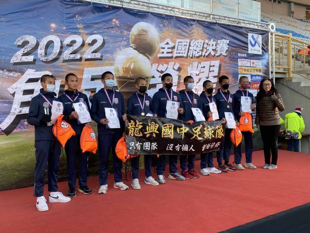 南桃園足球基地龍興國中 球教鄭仕捷帶隊深耕基層壯大球隊 南桃園足球基地龍興國中 球教鄭仕捷帶隊深耕基層壯大球隊