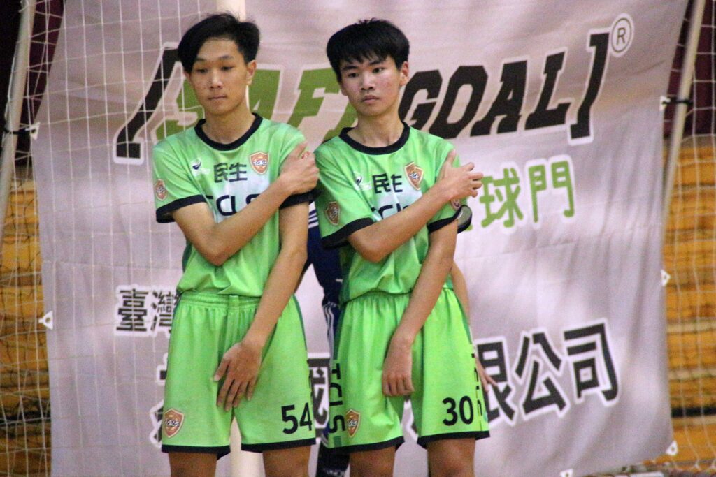 「足球就像鏡子一樣」 民生國中球員賽後馬上看影片檢討 「足球就像鏡子一樣」 民生國中球員賽後馬上看影片檢討