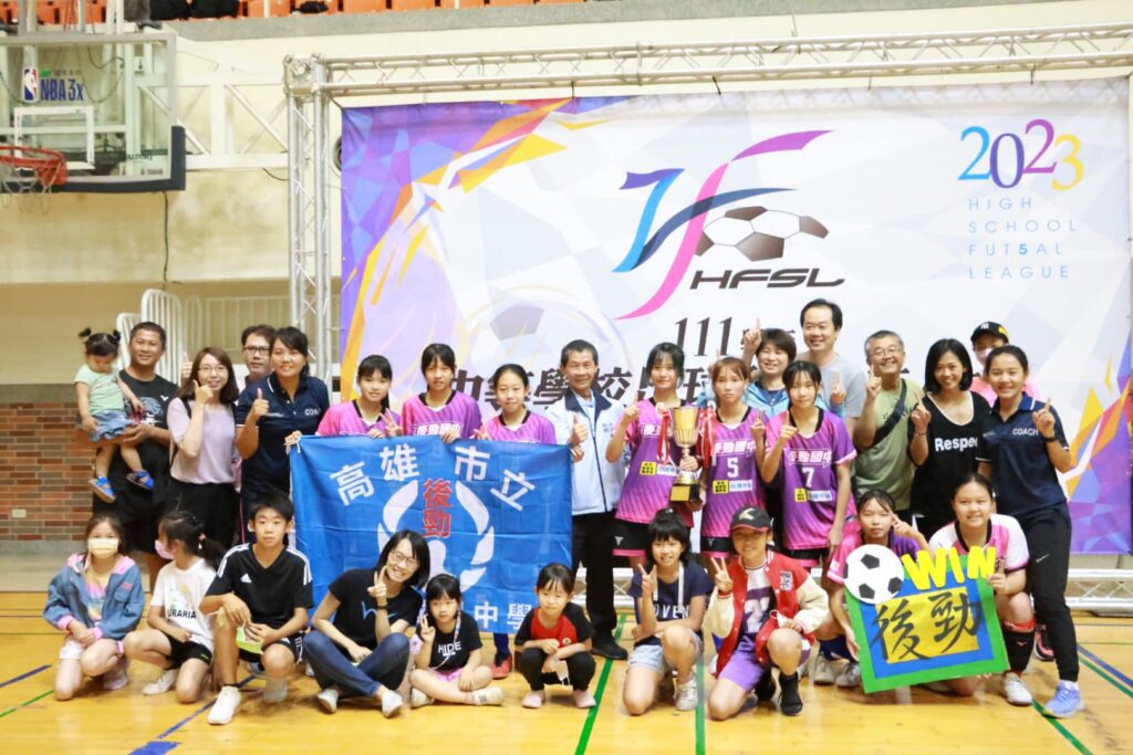 後勁國中女足7年沉寂一舉奪魁 國家隊主帥阿迪爾助力奪冠 後勁國中女足7年沉寂一舉奪魁 國家隊主帥阿迪爾助力奪冠