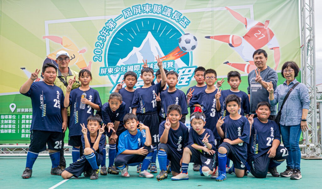 校長親自下場教球 足球是惠農國小的現象級運動 校長親自下場教球 足球是惠農國小的現象級運動